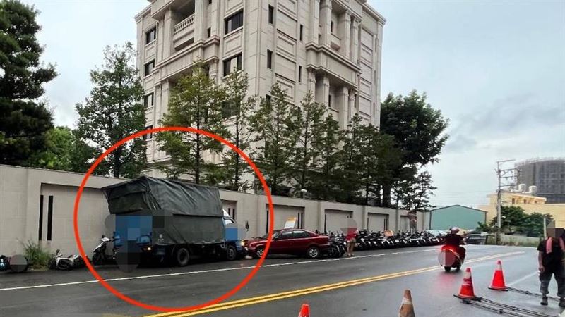 非洲男爆衝猛撞顏清標住家外!16車全毀