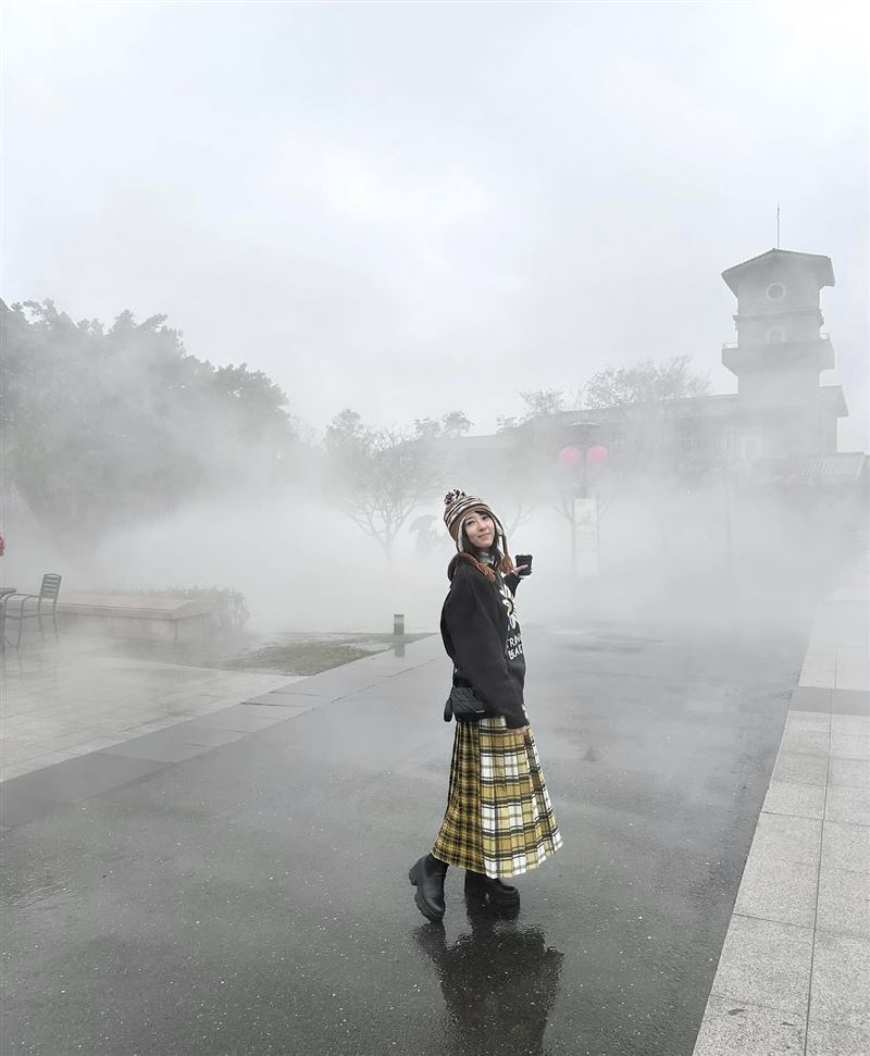 五熊遭目擊髒尿布塞飛機椅背行徑。(圖/翻攝自IG)