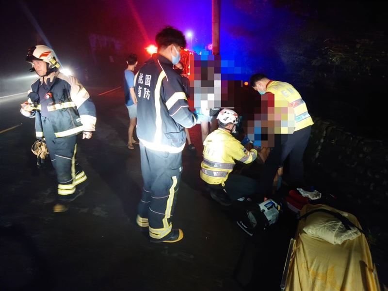 轎車半夜入山區,撞擊路面落石造成3人受傷。(圖/翻攝畫面)