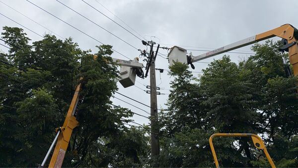 台電人員冒雨搶修中。(圖/翻攝畫面)