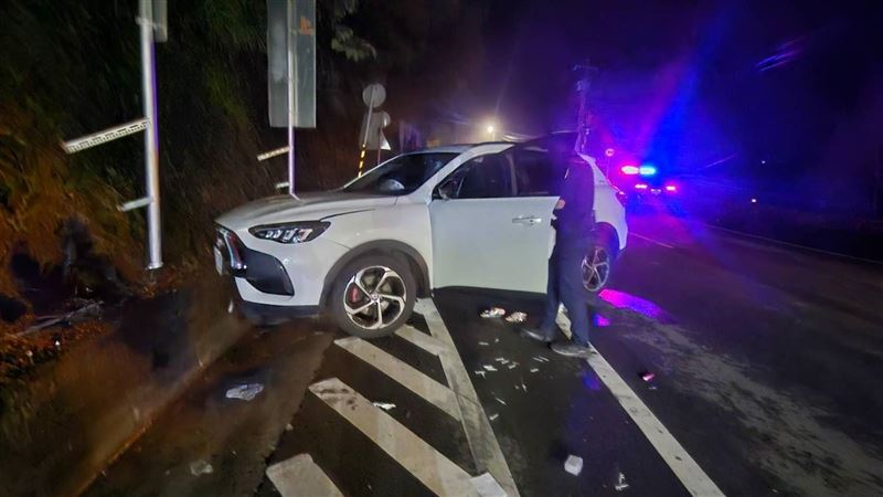 半夜上山遇落石自撞 1人頭破血流3送醫