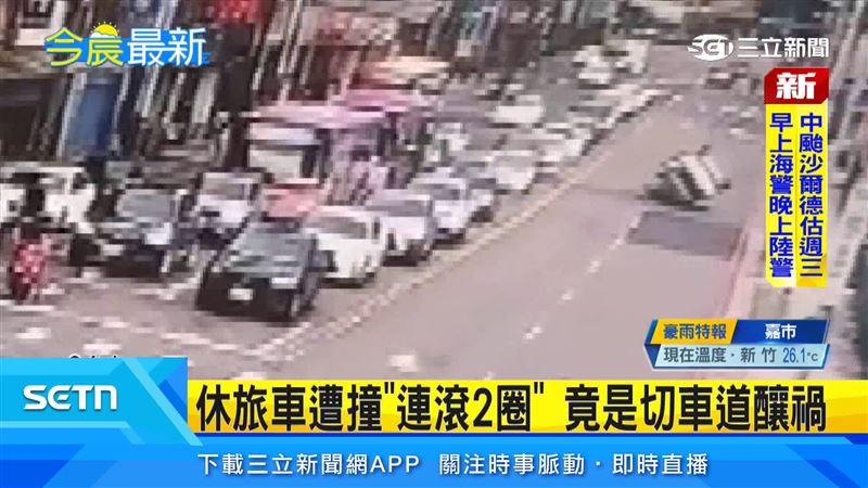 新北休旅車左轉突失控撞對向車輛,遭撞後翻覆旋轉270度,車頭幾乎全毀