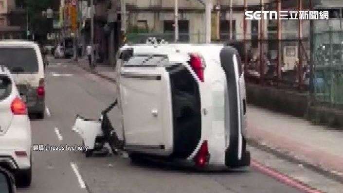 女駕駛駕車越開越偏 撞對向車釀烏龜翻