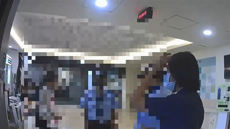 警方獲報到場處置。(圖/翻攝畫面)