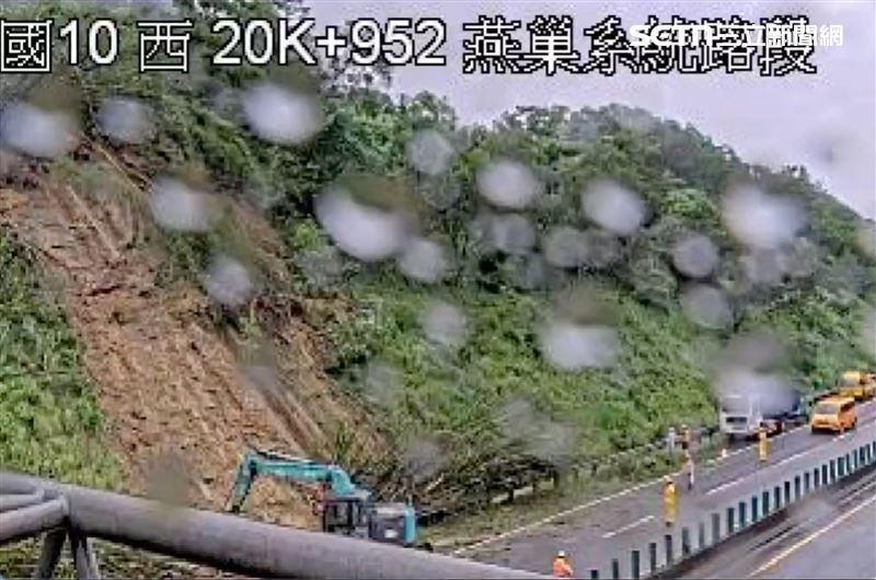 新/豪雨狂炸南部!國10燕巢段邊坡滑落