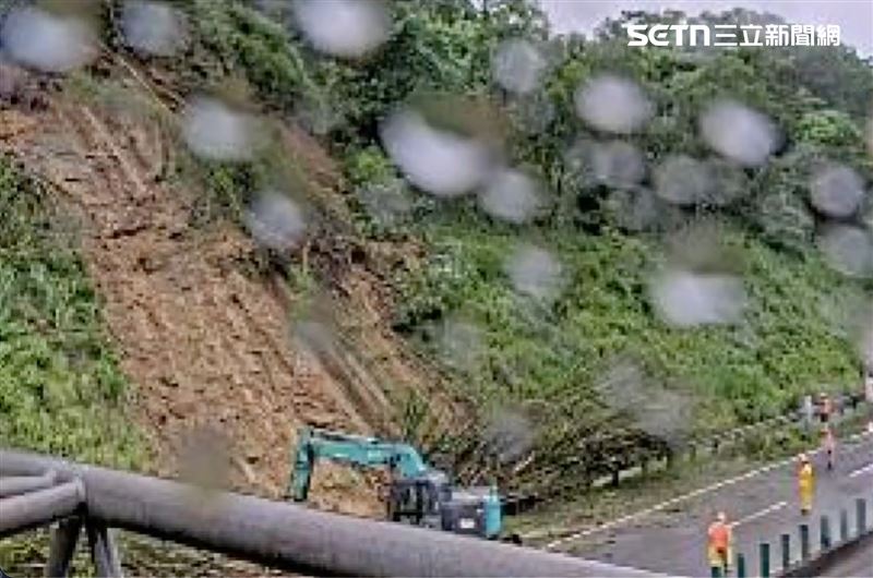 國道 10 號東向 20.9 公里(燕巢路段)發生大面積邊坡土石滑落,大量泥沙與崩落土石直接傾瀉覆蓋路面,造成交通完全中斷。(圖/翻攝畫面)