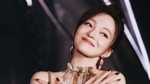張韶涵唱到一半痛苦摀臉！深夜發文報平安