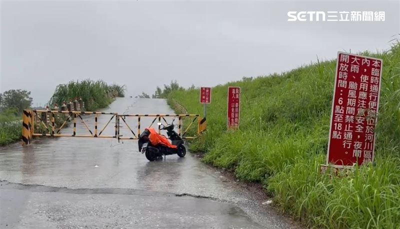 花蓮玉里擔任保全的黃姓男子,今早疑騎車經過「玉長便道」,未注意便道遭沖毀,連人帶車墜溪遭沖走,警消正全力搜救中。(圖/翻攝畫面)
