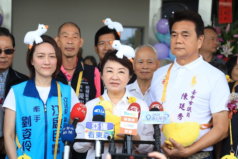 台中市長盧秀燕（前中）24日出席活動接受聯訪表示，國民黨正進行整合，將團結力拚2028重返執政
