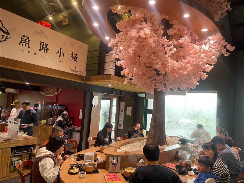 金山火鍋店「魚路小棧」透過蒂蒂娛樂策略規劃,現在用餐時刻常常一位難求。(圖/陳可蒂提供)