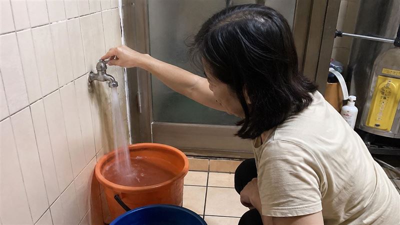 停水,儲水。(圖/AI製圖)