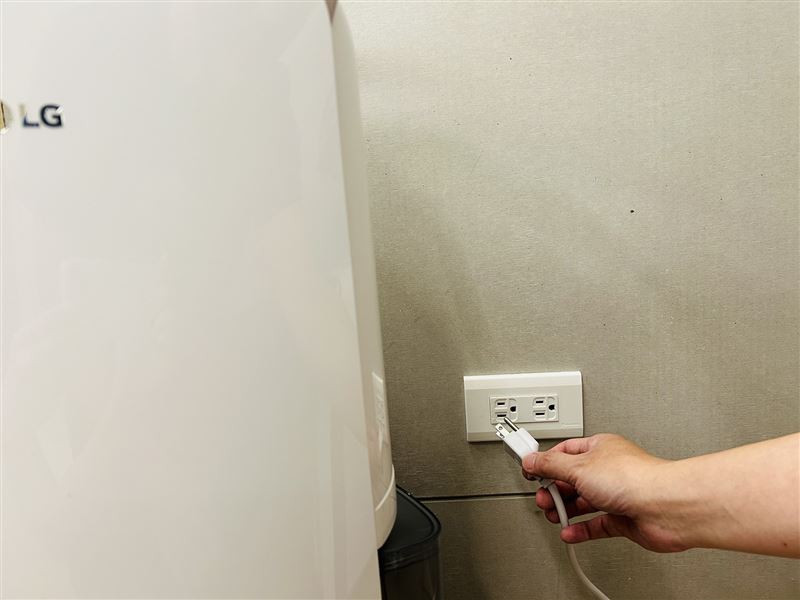 插頭或延長線若有可能被雨水潑濺或接觸積水，應先拔除電源並移至乾燥處，從源頭杜絕電線受潮與漏電可能。（圖／品牌業者提供）