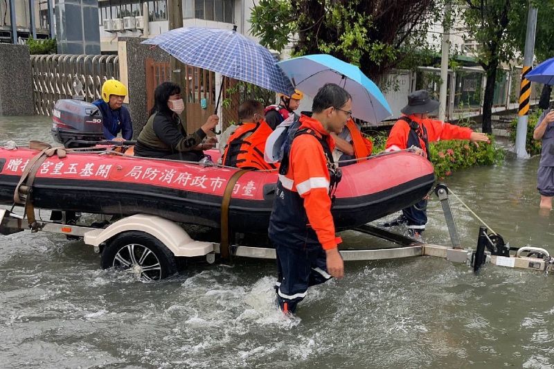 台南消防局出動橡皮艇助安南醫院接駁病患台南市安南醫院附近主要道路長和路24日上午雨後出現嚴重積水，造成民眾就醫不便，消防隊出動橡皮艇協助接駁病患。（讀者提供）中央社記者楊思瑞台南傳真 115年8月24日