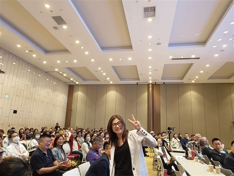 稻盛和夫秘密在台灣曝光了！5企業靠2個字【利他】把生意做大，業績爆增270％。圖為戴明勳45歲取回家的一起奮鬥的妻子。（圖／記者鍾志鵬攝影）