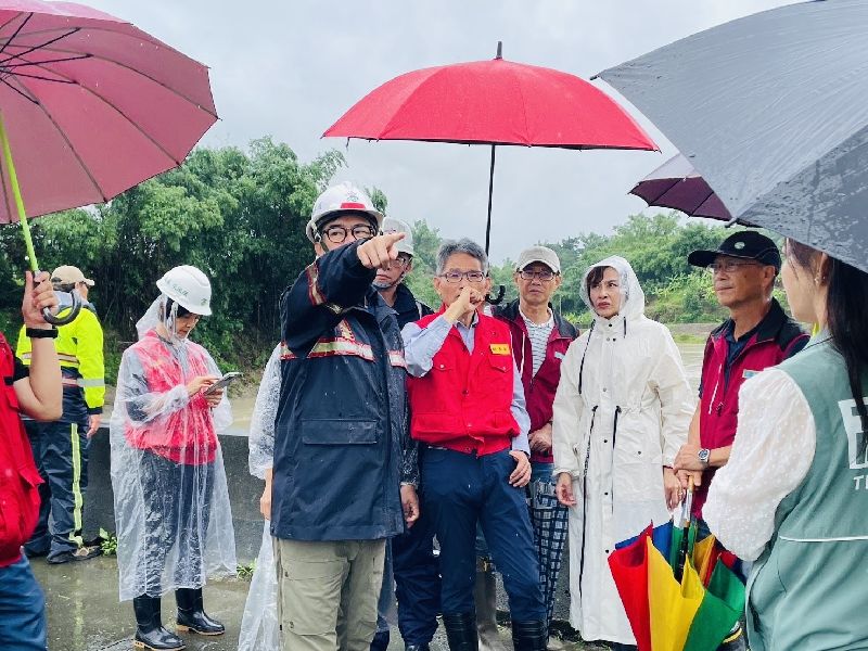 高雄市長陳其邁(前左)24日與經濟部次長賴建信(前左2)等人前往田寮區月世界視察防汛整備情形。(高雄市政府提供)