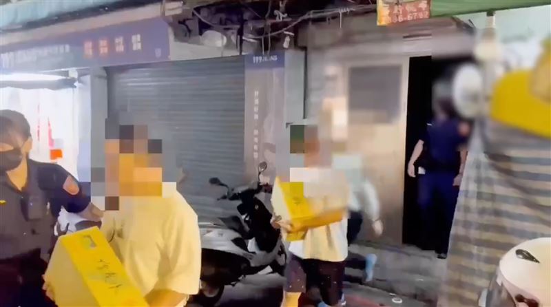 台北市萬華區廣州街一處民宅內暗中經營天九牌職業賭場。(圖/翻攝畫面)