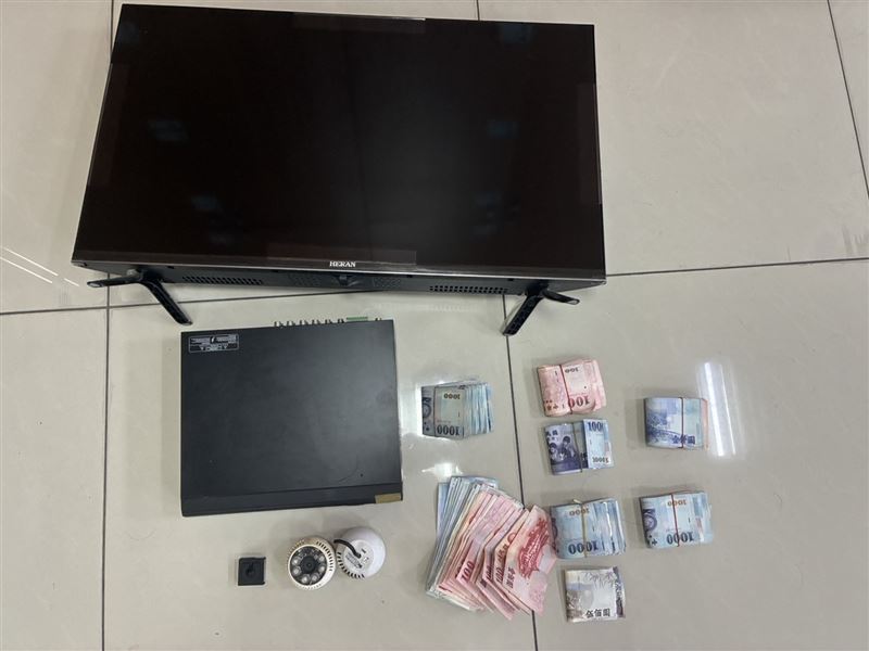 警方逮到詹翁在內3名員工及16名賭客送辦。(圖/翻攝畫面)
