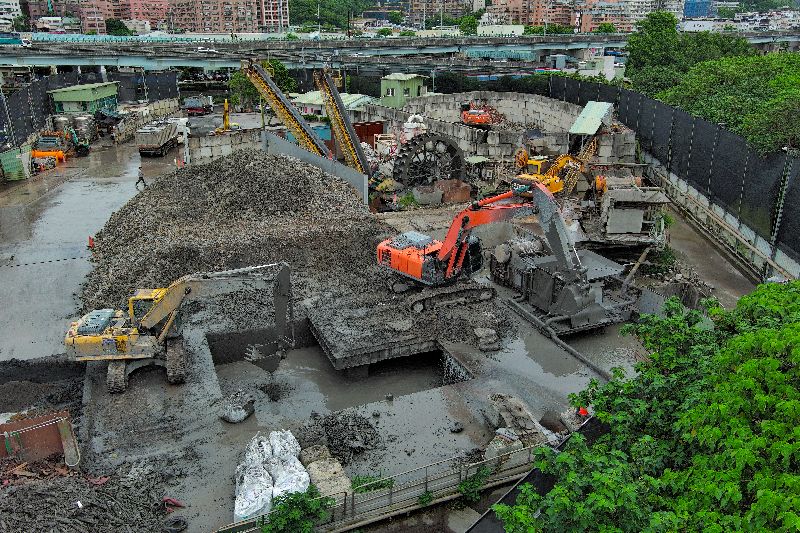 工業總會理事長潘俊榮24日建議，能源政策應持續朝多元化發展，政府也應解決土方問題，為建築業注入成長動能。圖為新北市五股區一處土方處理廠，重機具持續作業