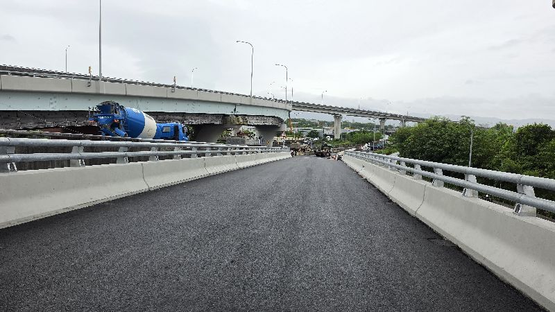 交通部長陳世凱視察國道1號五股交流道增設北入及北出匝道改善工程,圖為工程現況