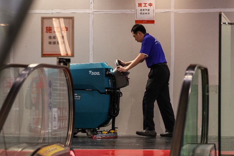 媒體關注116年基本工資可望突破新台幣3萬元，工總理事長潘俊榮表示，只要調整幅度合理，企業界都支持提高薪資，「如果有賺錢，為什麼要怕給工資」。圖為新北市新莊區一處商場，員工清潔地面