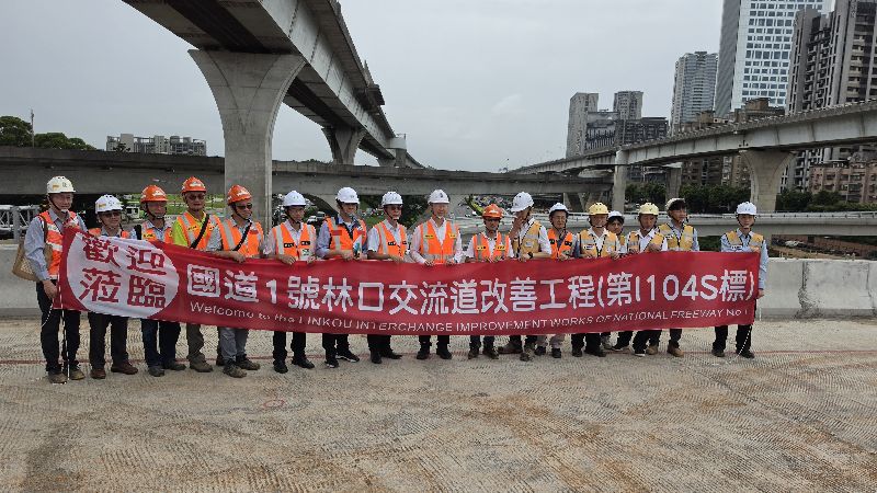 交通部長陳世凱(右9)視察國道1號林口交流道改善工程,與施工團隊合影,對於各項工程進度表示肯定