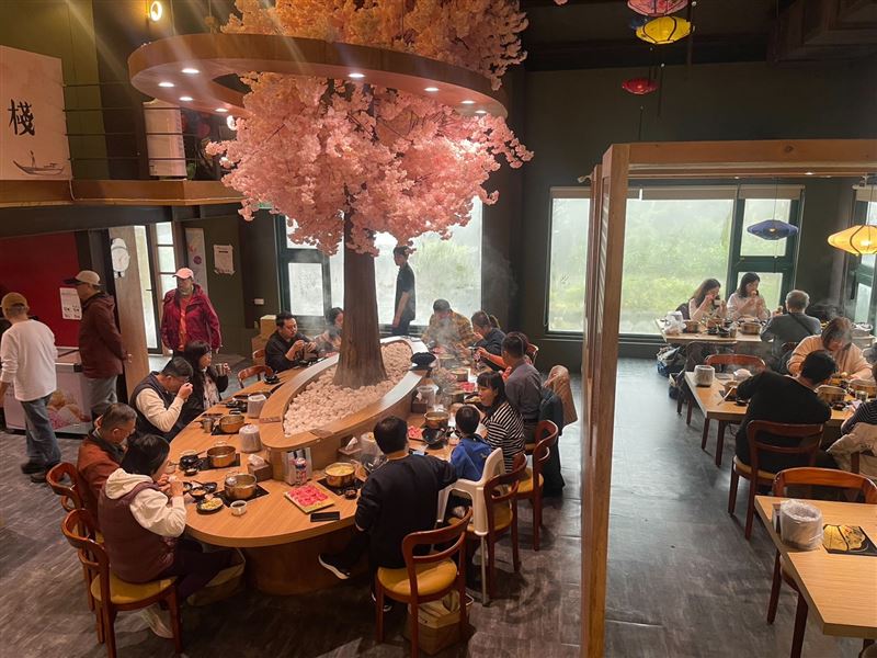陳可蒂以協助金山火鍋店「魚路小棧」為例，透過品牌定位、口碑操作與行銷節奏調整，在約三到六個月內，成功讓店家平日營業額提升近十倍。（圖／陳可蒂提供）
