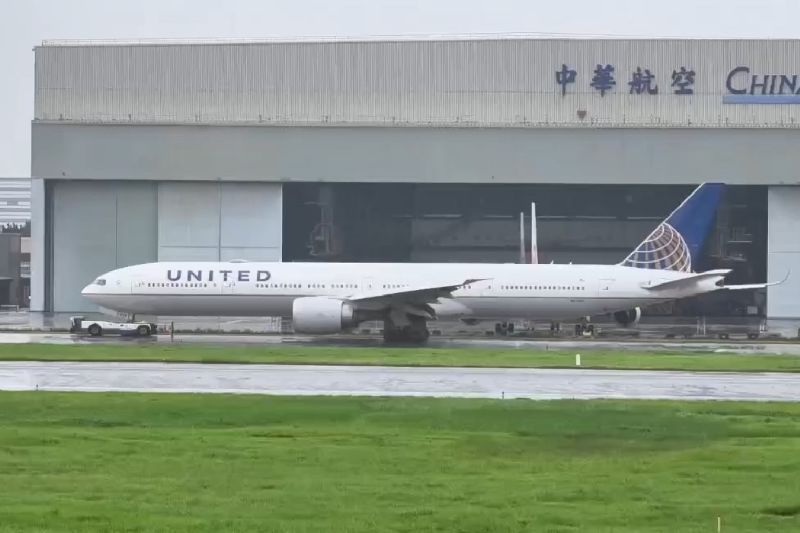 桃園國際機場公司表示，聯合航空UA872航班24日上午11時5分通報回航，因飛航作業需求空中放油約20分鐘，於11時57分安全降落桃機，經確認左側主起落架第4號輪胎爆胎，降落後暫時無法拖移