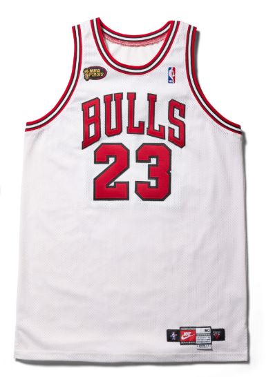 喬丹於1998年NBA總冠軍賽G3的球衣,持有者計畫將其拍賣。(圖/翻攝自IG@Rob Gough)