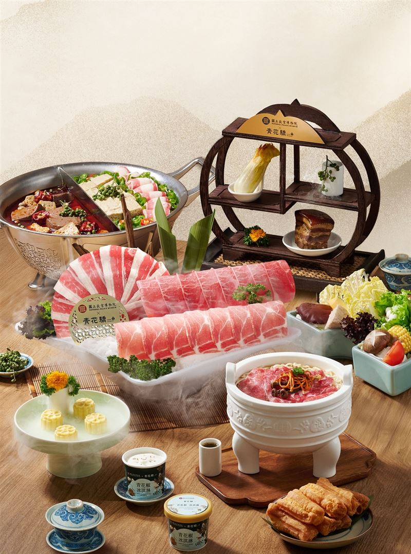 青花驕故宮聯名套餐華麗升級,肉品大方增量再推期間限定的聯名包裝冰淇淋。(圖/品牌業者提供)
