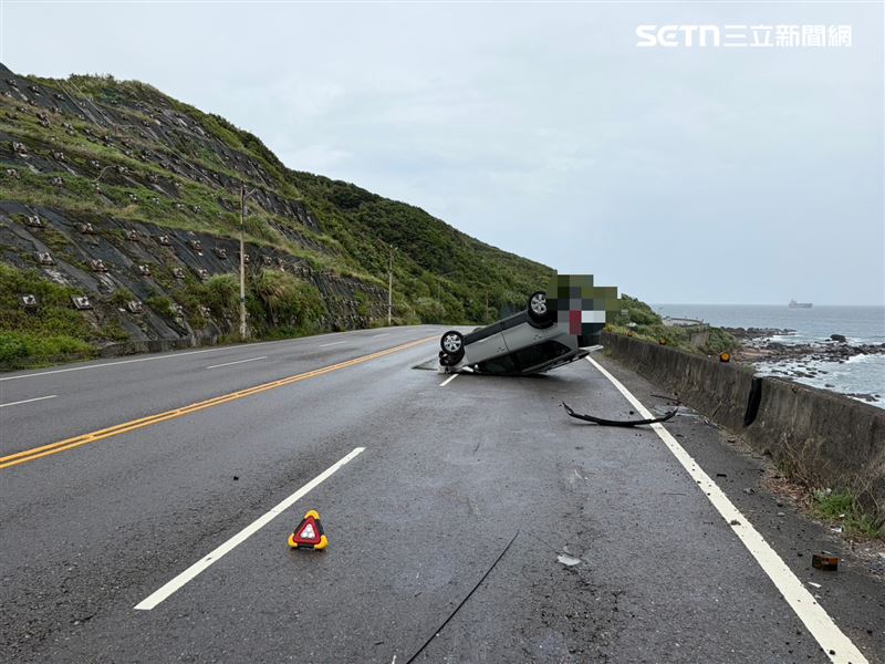 嚴男駕車行經濱海公路安中橋路段時,整台車失控撞擊路旁護欄後翻覆。(圖/翻攝畫面)
