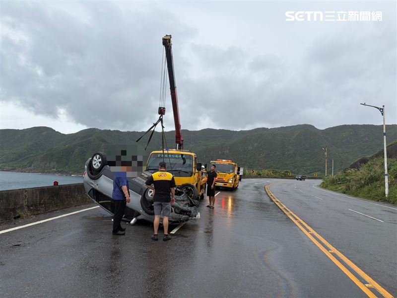 嚴男駕車行經濱海公路安中橋路段時,整台車失控撞擊路旁護欄後翻覆。(圖/翻攝畫面)
