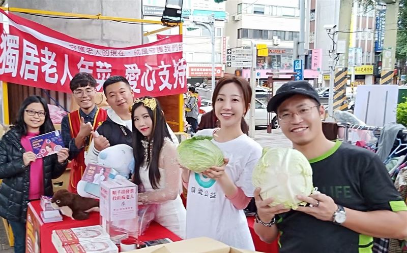 在品牌行銷領域站穩腳步後，蒂蒂娛樂創辦人陳可蒂，成立台灣萌愛公益協會，長期投入獨居長輩、流浪動物及失親兒童關懷，將更多時間投入公益工作。圖前排右2為陳可蒂（圖／陳可蒂提供）