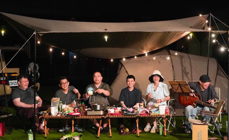 卓冠廷昨(23)日舉辦「台派大露營 請支援收銀」線上募款活動。(圖/翻攝自卓冠廷臉書)