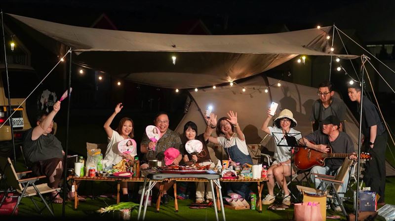 卓冠廷(右二站立者)昨(23)日舉辦「台派大露營 請支援收銀」線上募款活動。(圖/翻攝自卓冠廷臉書)