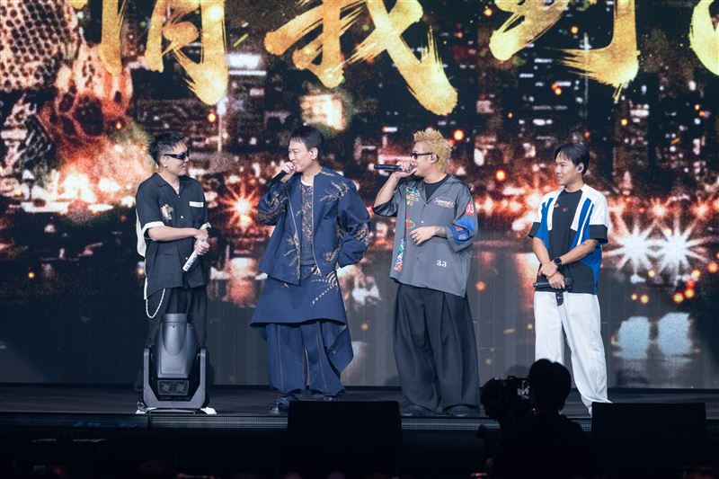 「玖壹壹」擔任《角頭》唱演會第2日嘉賓,驚喜合體王識賢(左2)。(圖/曼尼娛樂提供)