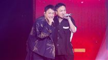 角頭唱一半3男突開嗆　王識賢險肢體碰撞