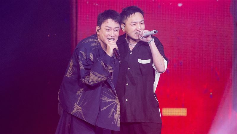 角頭唱一半3男突開嗆 王識賢險肢體碰撞