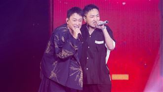 角頭唱一半3男突開嗆　王識賢險肢體碰撞