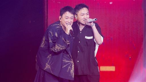 角頭唱一半3男突開嗆　王識賢險肢體碰撞
