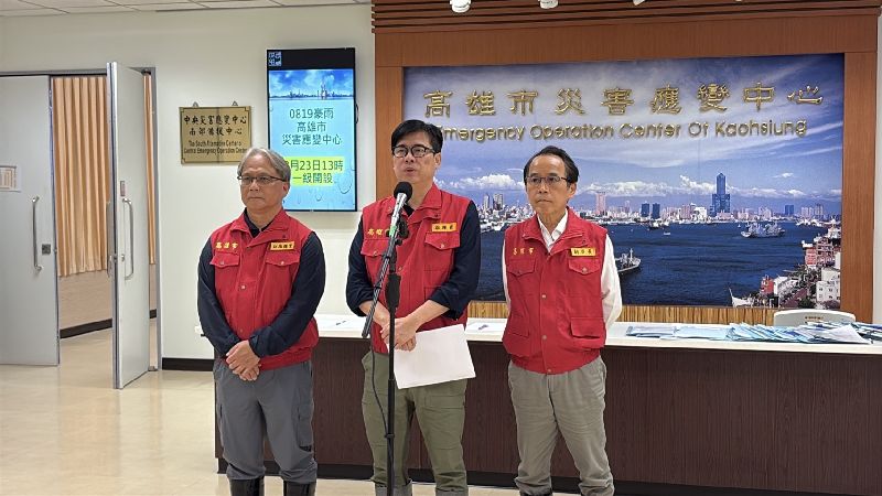 高雄連日豪大雨,市長陳其邁(中)24日下午在災害應變中心會議後說明,這次24小時累積雨量測得最高的是在楠梓區測站,達567毫米,3天累積雨量達913毫米,降雨水準超越莫拉克風災