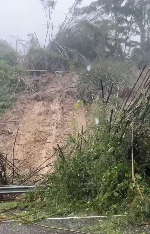 邊坡坍塌後,仍有細小土石持續滑落。(圖/翻攝畫面)