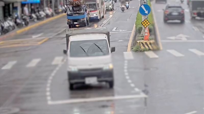 53歲韓姓男子駕駛公車於綠燈起步時,撞上前方同向小貨車。(圖/翻攝畫面)