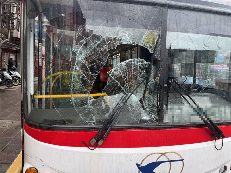 台北市南港區研究院路今(24日)下午發生一起車禍,造成公車擋風玻璃碎裂。(圖/翻攝畫面)