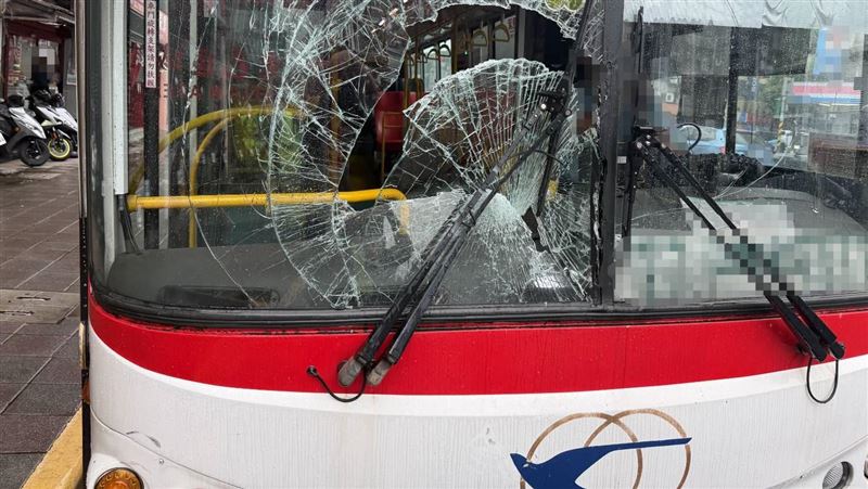 北市南港公車起步撞貨車!玻璃爆碎畫面曝