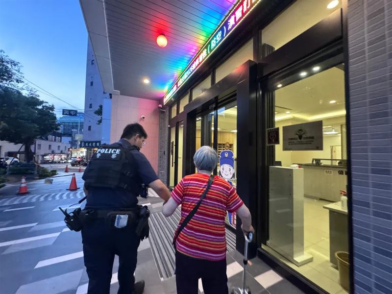 考量老太太年事已高，員警決定先將她帶回派出所休息。圖：讀者提供。（圖／桃園電子報提供）