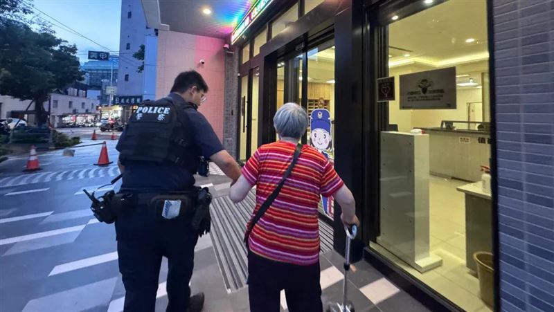 83歲婦迷途街頭　警翻包找「1物」助團圓