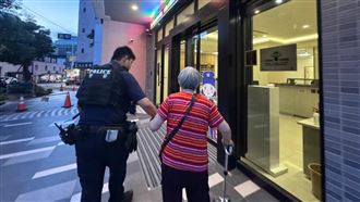 83歲婦迷途徘徊街頭　中壢警翻包找出「1物」助團圓