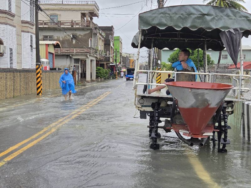 大雨不斷,屏東縣崁頂鄉港東村24日淹水,數名居民上午即出動各式機具,協助運送物資,並待命投入救災