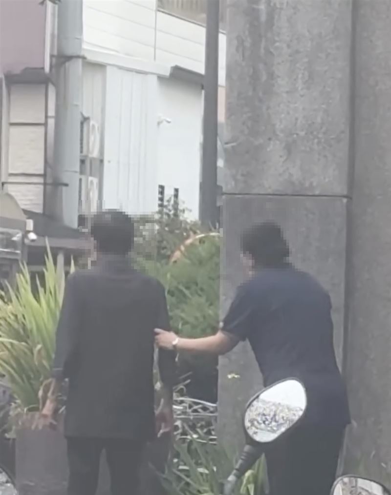 員工在店外勸架。(圖/翻攝自Threads@akarilailai)
