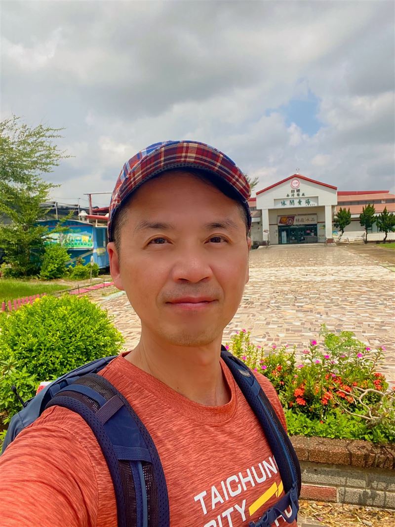 知名主持人呂如中最近體驗到「只要你不尷尬,尷尬的就是別人」。(圖/翻攝自呂如中臉書)